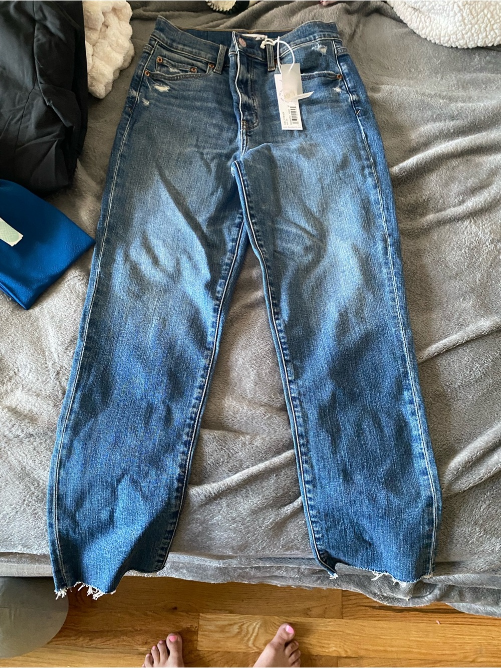 Women’s Boyfriend Jeans in Medium Blue with Raw Hem